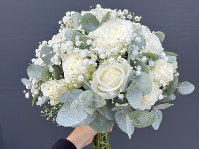 Brautstrauß mit weißen Blumen